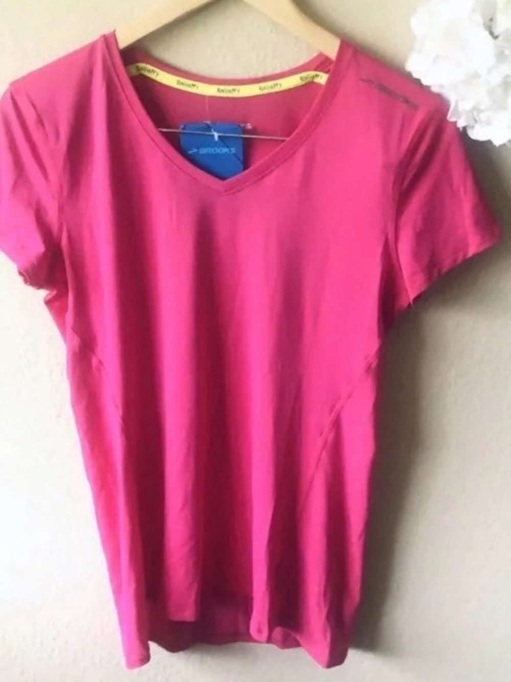 Brooks Runnig Women's Pink V-Neck Short Sleeve Tee